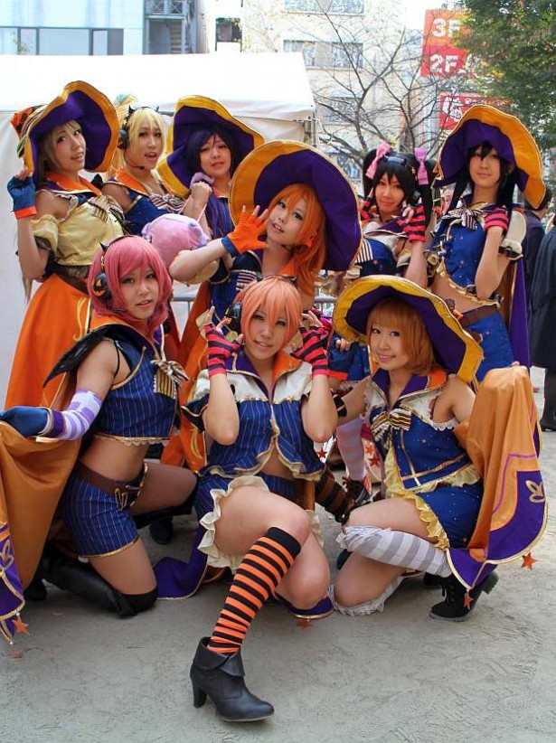池袋ハロウィンの様子。ハロウィンらしさあふれる衣装のグループ