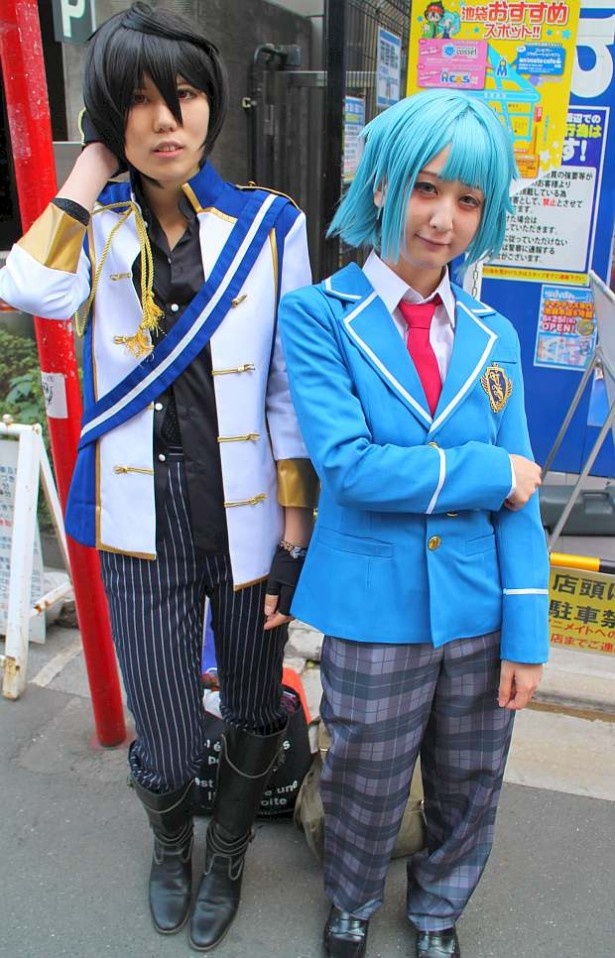 池袋ハロウィンの様子。「あんさんぶるスターズ！」の朔間凛月に扮する伊織さん、紫之創に扮するかおるさん(左から)