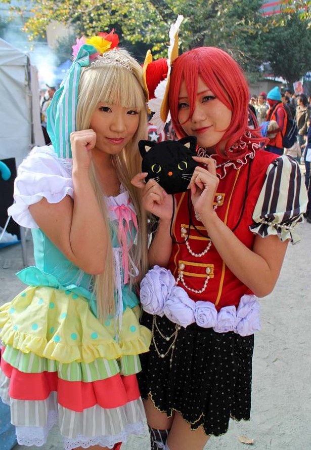 「ラブライブ！」の南ことりに扮する梨沙さんと、西木野真姫に扮するエンさん(左から)