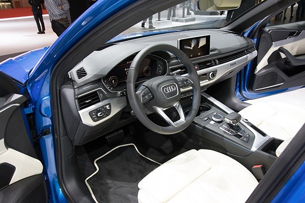 インパネにバーチャルコクピットを採用した新型A4の車内