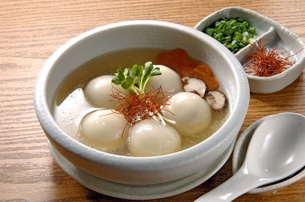 モチモチとした食感の皮で豚肉と野菜を包み込んだ「じゃが豚」(300円)