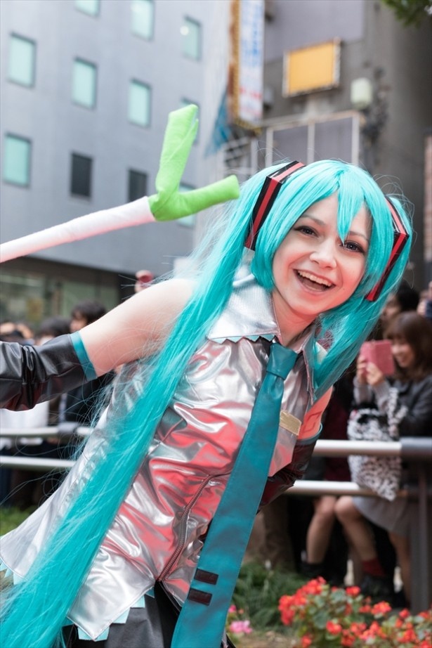 初音ミクに扮する外国人