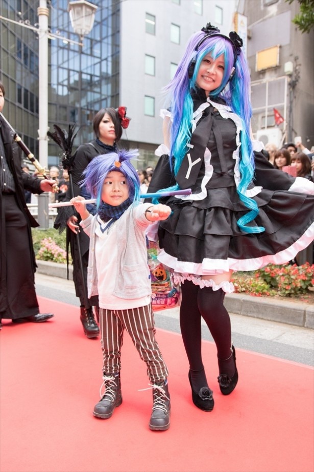 【写真を見る】親子で参加したコスプレイヤーもいた。母親は初音ミクのコスプレ！