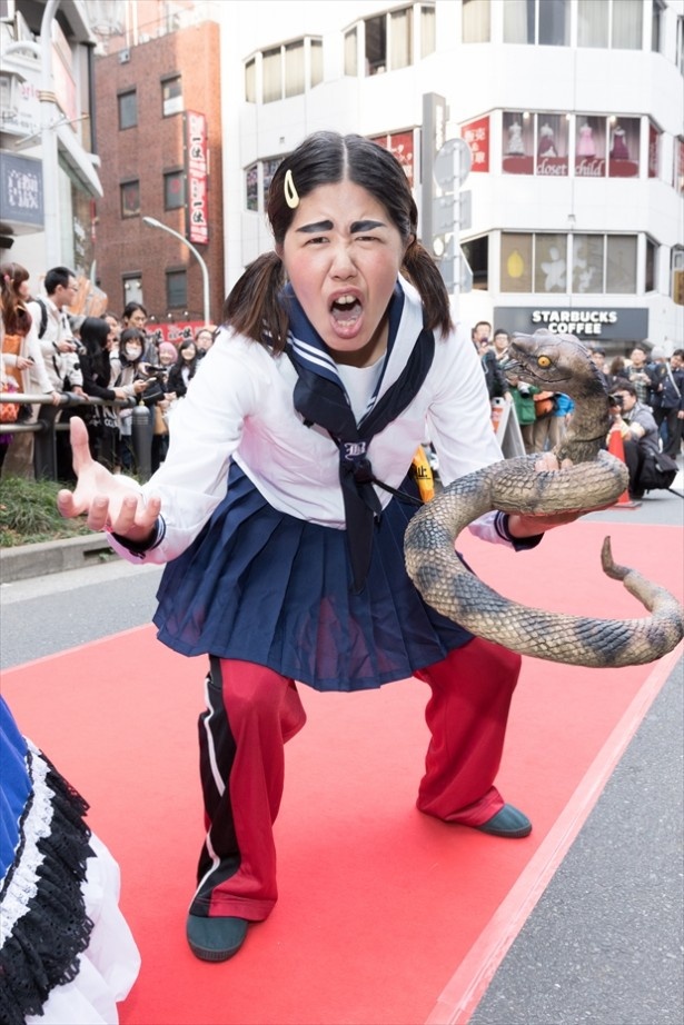 イモトアヤコに扮するコスプレイヤー