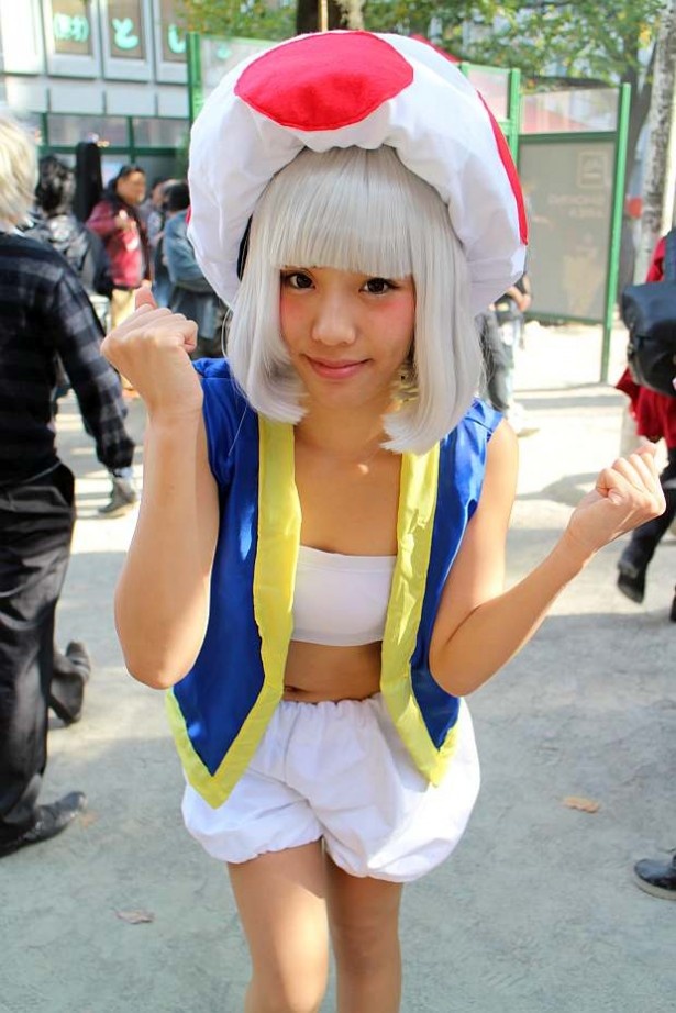 スーパーキノコに扮するコスプレイヤー