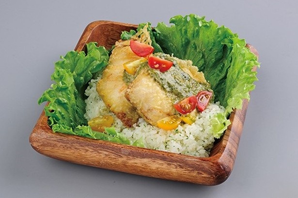 神津島メニューの、「金目鯛のフライのせガーリックライス」(900円)