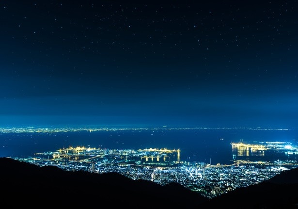 【写真を見る】ホテルから望む1000万ドルの夜景