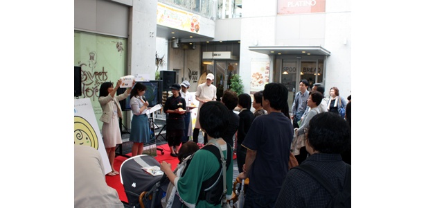 「ロールケーキ・フェスタ」のオープニングイベントでは、ロールケーキが当たるクイズ大会も