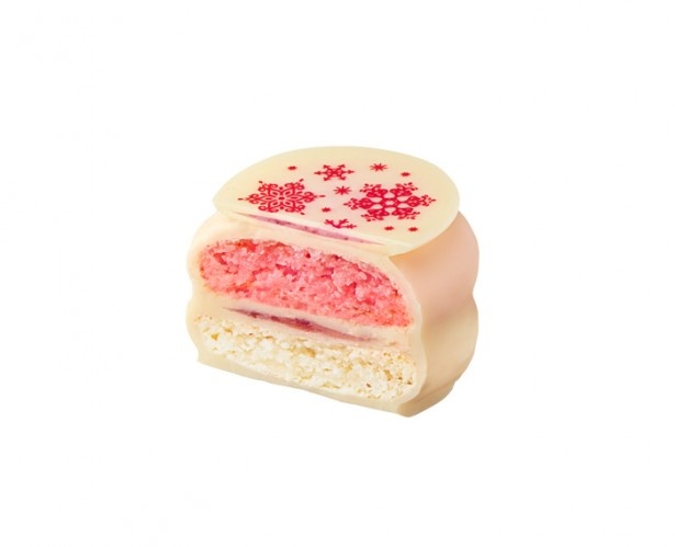 マカロンショコラ｢ストロベリー＆ライチ ホワイトチョコレート｣。ホワイトチョコライチガナッシュを2色のマカロンでサンドした限定フレーバー