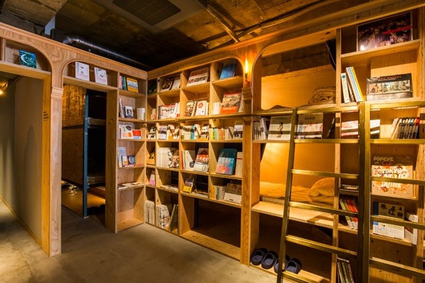 入口を入ると、正面に「BOOK SHELF」タイプのベッドが並ぶ。「BUNK」タイプのベッドは、向かって左奥に用意されている