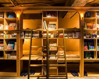 読書しながら夢の中へ…話題の“泊まれる本屋”に潜入！