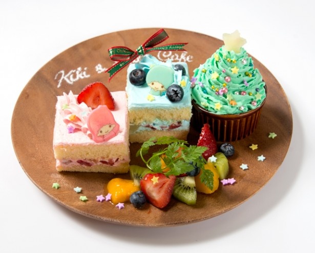【写真を見る】キキとララのケーキとフルーツがたっぷり添えられた「キキとララからのプレゼントケーキセット」(1706円)。キュートなツリーは、小さなパフェになっている
