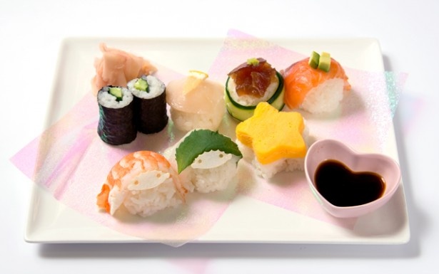 「キキ＆ララの彩り手まり寿司」(1490円)。キキとララをエビやイカ、大葉で手まり寿司に。ホタテやマグロなど素材は本格的なのにキュートな一品