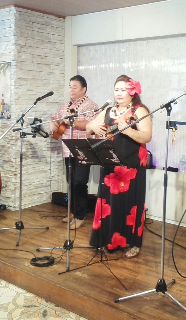 ハワイアンバンド(HALU＆Holomua、写真)による演奏と佐藤芳枝教室のフラダンスは11月29日(日)のステージで開催