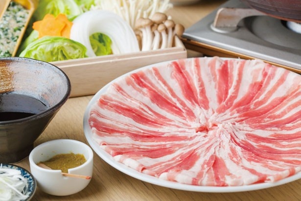 Dining Restaurant ENGAWAの一押しは、「米沢豚とレタスの“そば出汁”しゃぶしゃぶ」(2000円)。たっぷりのネギを肉で巻いて、ひと口でパクリ！ひと味変えたい時は、柚子胡椒を加えて味わおう