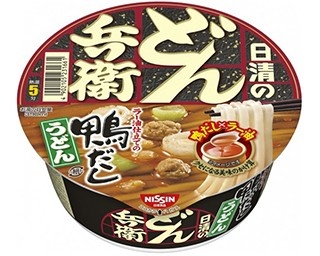 “どん兵衛の鴨だし”から冬限定でピリ辛ラー油うどん発売