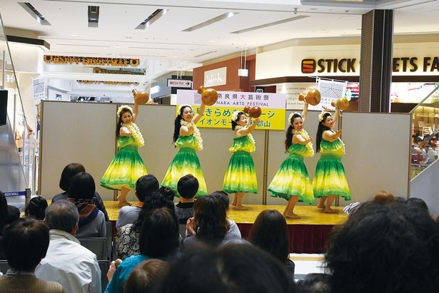 南国ムードただようフラダンスも披露される（写真は昨年）