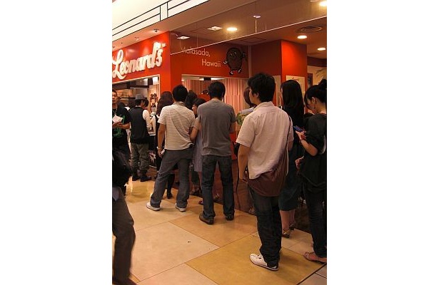 黒山の人だかり。週末の夜には材料がなくなって売り切れることもあるそう