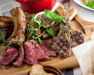有楽町で“オシャレに肉を食べられる店”がお目見え