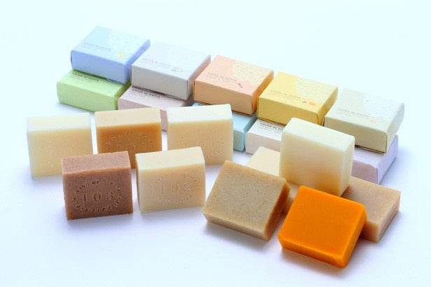 【写真を見る】Savon de Siestaの石鹸(1080円～1512円)。丁寧に手作りされた石鹸は、天然成分配合で肌をしっとりと洗い上げる。種類はマルセイユ、ラベンダー、アズキ、ヤギのミルク、白樺など
