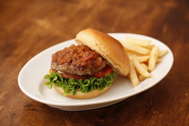 ｢チリバーガー｣(1100円)。スパイシーなチリ風ソースが特長。辛い物好きな人におすすめ