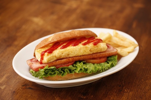 ｢オムレツのBLTサンド｣(1000円)。ベーコン、リーフレタス、トマトの“BLT”にオムレツをはさみ、見た目も食感もボリュームたっぷり