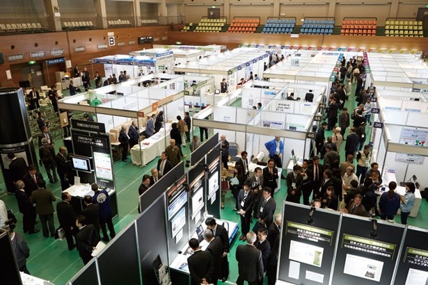 【写真を見る】会場内には多数の企業ブースが並ぶ(昨年開催の様子)