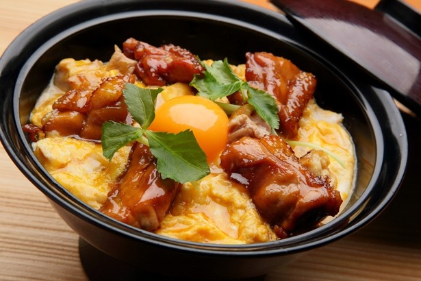 【写真を見る】比内地鶏の極上親子丼は濃厚でジューシーな味わい(本家あべや KITTE GRANCHE店)