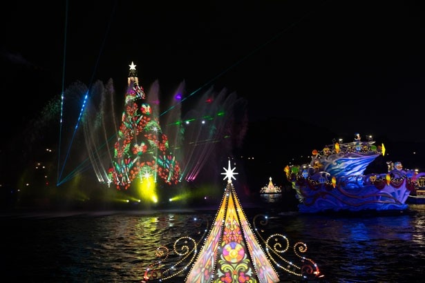 シーンに合わせて、クリスマスツリーの色合いが変化していく