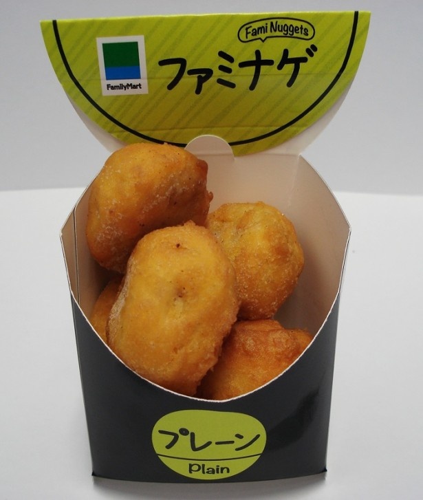 定番人気のチキンナゲット｢ファミナゲ プレーン｣(210円) 。ジューシーな食感が味わえるチルド状態の鶏肉を使用、できたての味わいに ※沖縄県を除く