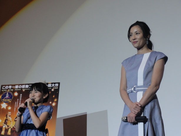 京都弁で元気よく挨拶する鈴木梨央(写真左)