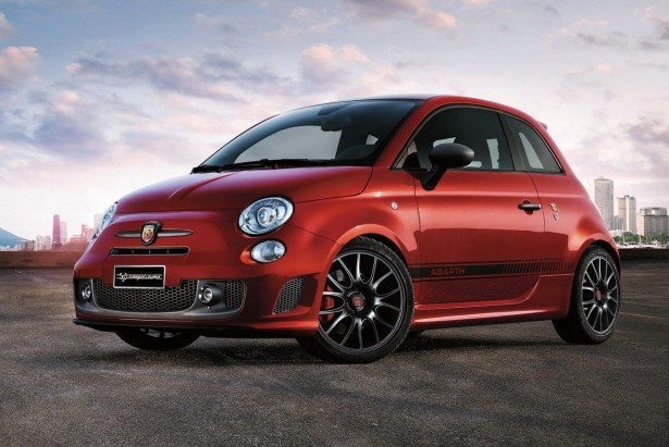 「Abarth 595 Competizione Scorpio」(353万1600円～)は創始者の星座にちなんだ記念モデル