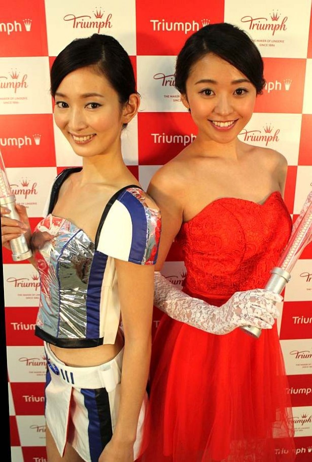 “2016トリンプ・イメージガール”の川辺優紀子と中川知香(左から)