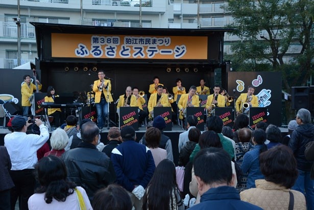 市民団体などによるステージ演奏も楽しめる