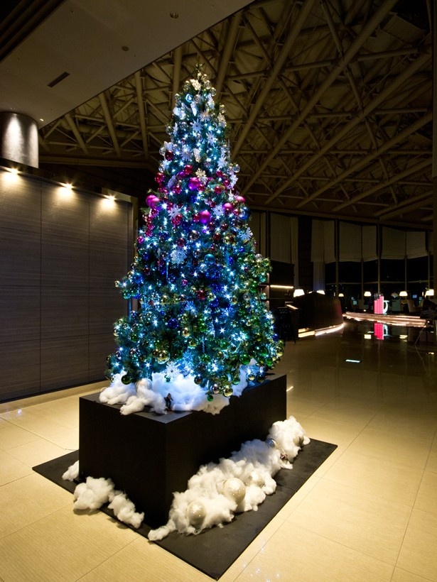高さ5mのクリスマスツリーがお出迎え