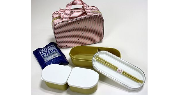 クーラーランチは保冷バッグに弁当箱と箸、保冷剤がセットに。セットなのでピッタリサイズなのがいい