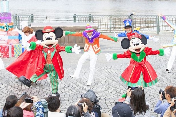 ダンサーたちと踊るミッキーマウス