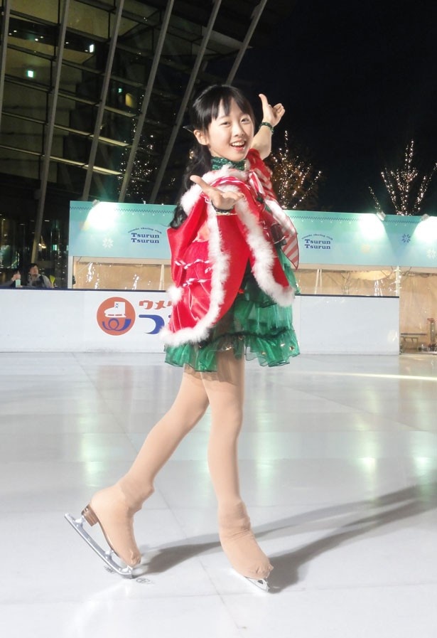 クリスマスツリーの衣装で登場した本田望結