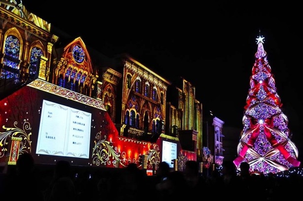 ゲストのメッセージが映し出される「ジョイ・オブ・ライツ 世界一のクリスマスツリーのしらべ～」