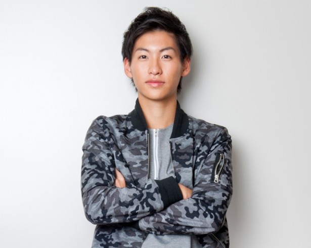 あどけなさが残る笑顔が印象的な山田健登。メンバー最年少の高校1年生で、みんなに可愛がられる弟的存在