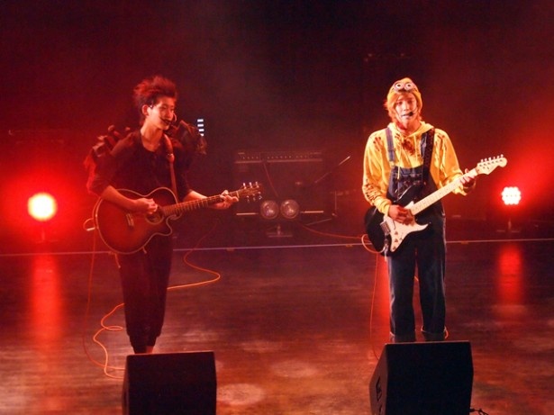 坂田隆一郎(右)、山田健登(左)のユニット「サカタケント」。ミニアルバム「START」(CD＋DVD)が12月15日(火)に発売される