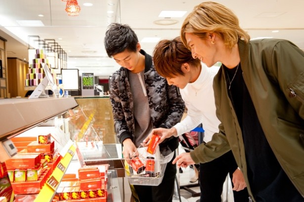 大丸福岡天神店にオープンした「キットカットショコラトリー」にて。商品を選ぶ目は真剣!?