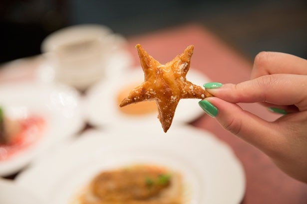 【写真を見る】前菜の「ポルチーニのクリームソースとボロネーゼの温かいパイ」は、星形のパイがキュート！