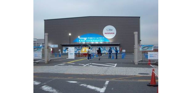 こちらが会場。茶系の落ち着いた建物です