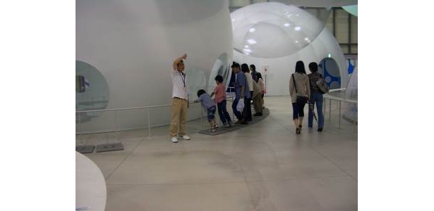 同じスペースに足踏みで発電をたいけんできるところも。中のライトが光ります