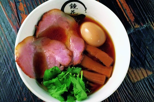 立川の人気店「鏡花」の「極醤油ラーメン」(1000円)。これぞ醤油といったスープに太麺が絡む