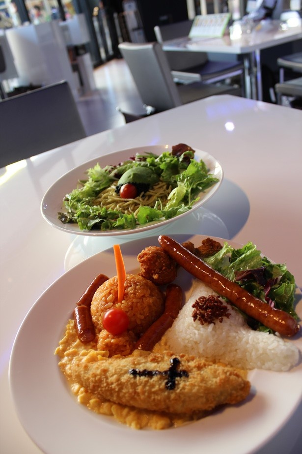 ガンダムスクエアで食べられる人気メニュー。ガンダムVSシャアザクライス(手前・1296円)、ザクパスタ(1188円)