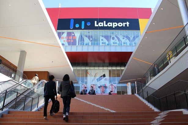 ららぽーとEXPOCITYの1階入り口につながる階段。左右にはEXPO KITCHENがあり、関西初登場の飲食店などが並ぶ