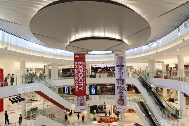 1階から3階まで吹き抜けになった、ららぽーとEXPOCITYの光の広場