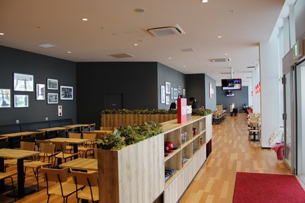 OSAKA ENGLISH VILLAGEの横にあるCNN Cafeの日本1号店でも、気軽に英語に触れることができる